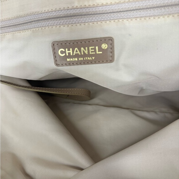 CHANEL Tote - Picture 14 of 15